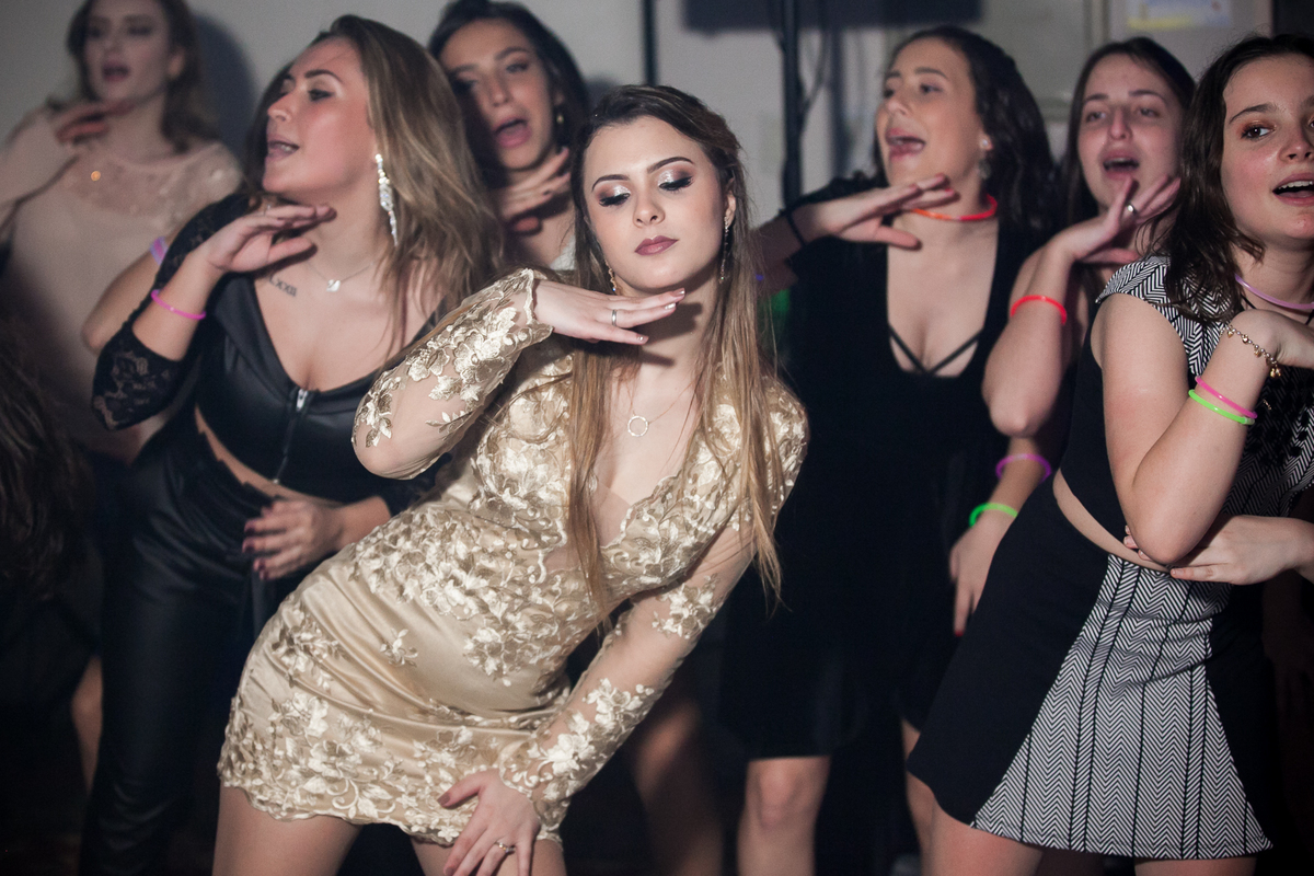 15 anos da @Stephanie Pieri Kolbe no AABB  Salão Guarujá,  cerimonialistas  Andréia Pieri e Marlise Kvietinski , decoradoras Graça Cunha e Aura Costa nunes, Dj Alehandro Suarez,  vestido da Brasil Pitanga.

Com Mãe @Adriane Pieri e tia dinda @Andréia Pier