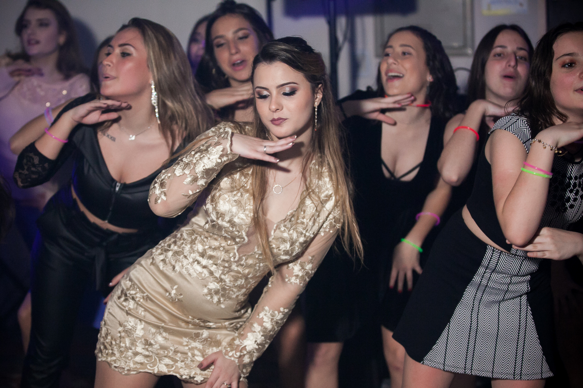 15 anos da @Stephanie Pieri Kolbe no AABB  Salão Guarujá,  cerimonialistas  Andréia Pieri e Marlise Kvietinski , decoradoras Graça Cunha e Aura Costa nunes, Dj Alehandro Suarez,  vestido da Brasil Pitanga.

Com Mãe @Adriane Pieri e tia dinda @Andréia Pier