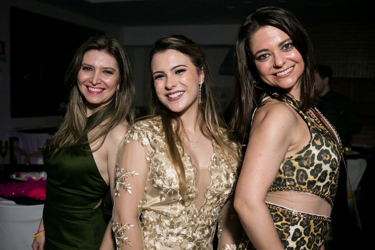 15 anos da @Stephanie Pieri Kolbe no AABB  Salão Guarujá,  cerimonialistas  Andréia Pieri e Marlise Kvietinski , decoradoras Graça Cunha e Aura Costa nunes, Dj Alehandro Suarez,  vestido da Brasil Pitanga.

Com Mãe @Adriane Pieri e tia dinda @Andréia Pier