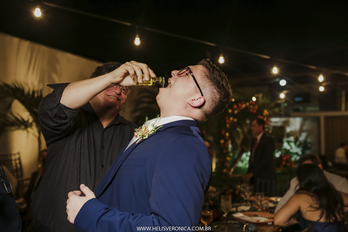 noivo bebendo