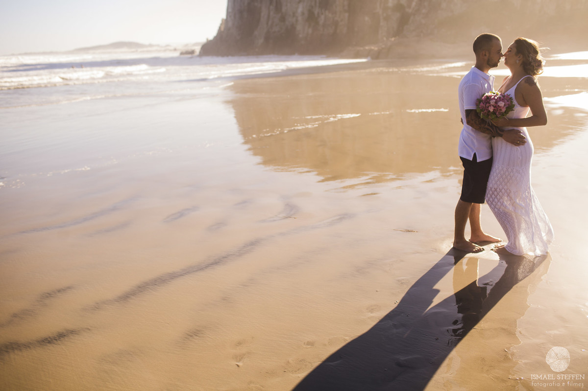 ensaio de casal, casal na praia, ensaio de casal na praia, ensaio em torres, fotografia de casal, sessão de casal, Ismael Steffen fotografia