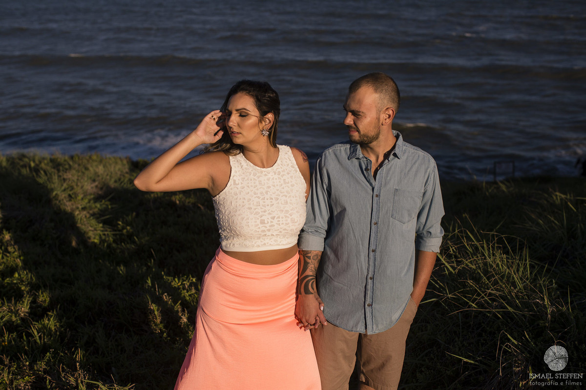 ensaio de casal, casal na praia, ensaio de casal na praia, ensaio em torres, fotografia de casal, sessão de casal, Ismael Steffen fotografia
