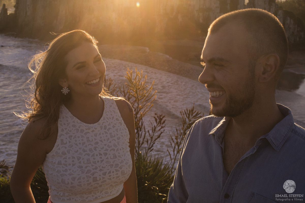 ensaio de casal, casal na praia, ensaio de casal na praia, ensaio em torres, fotografia de casal, sessão de casal, Ismael Steffen fotografia