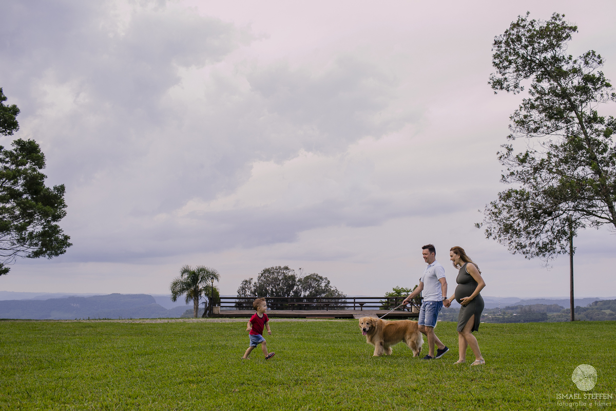ensaio de família, foto de familia, familia em nova petropolis, fotografia de gestante, familia com cachorro, Ismael Steffen fotografia