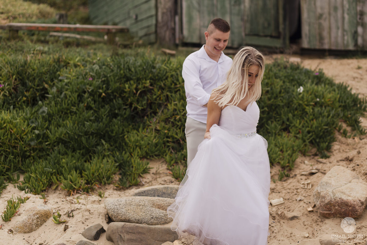 caminhando com casa de pescador ao fundo