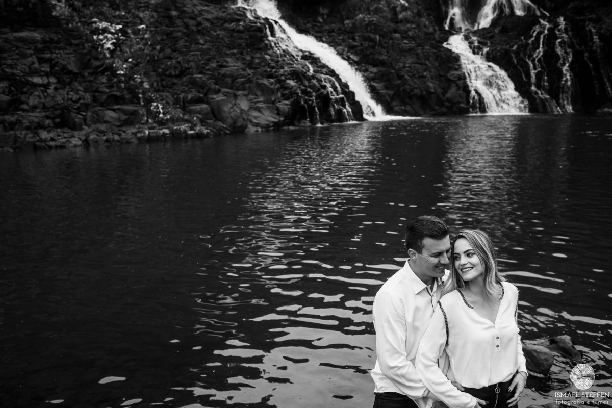 casal com fundo de cascata