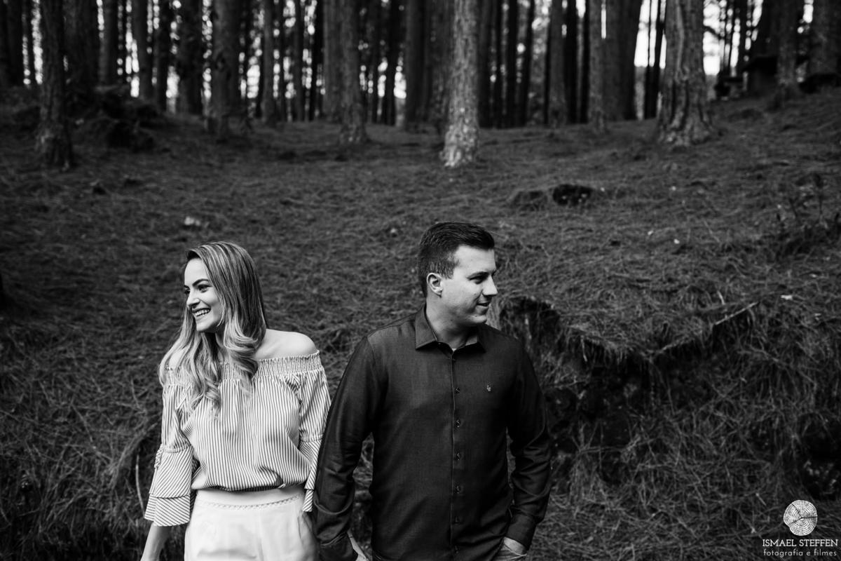 de mãos dadas e alegres