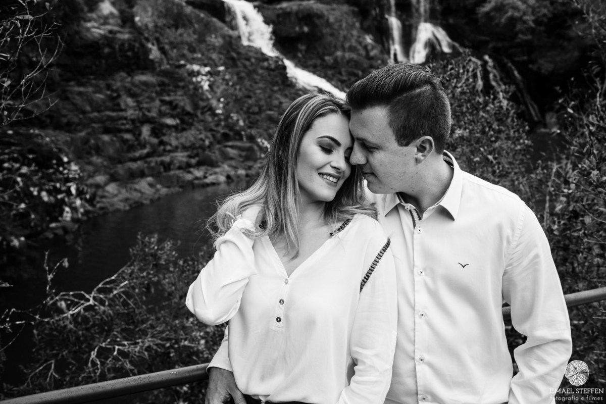 larissa e diego durante sessão de fotos