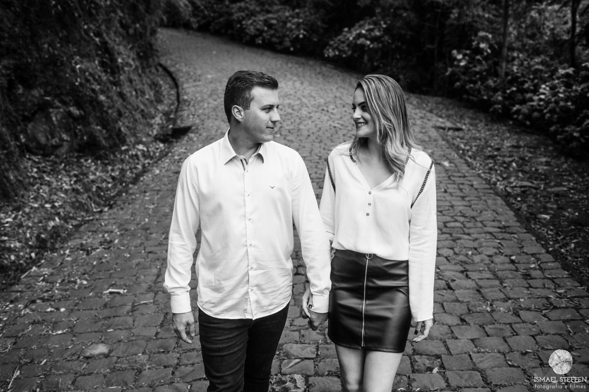 caminhando em uma estrada 