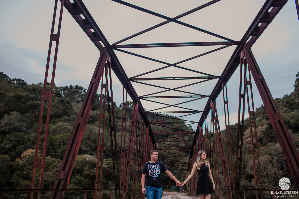 de mãos dadas em uma ponte