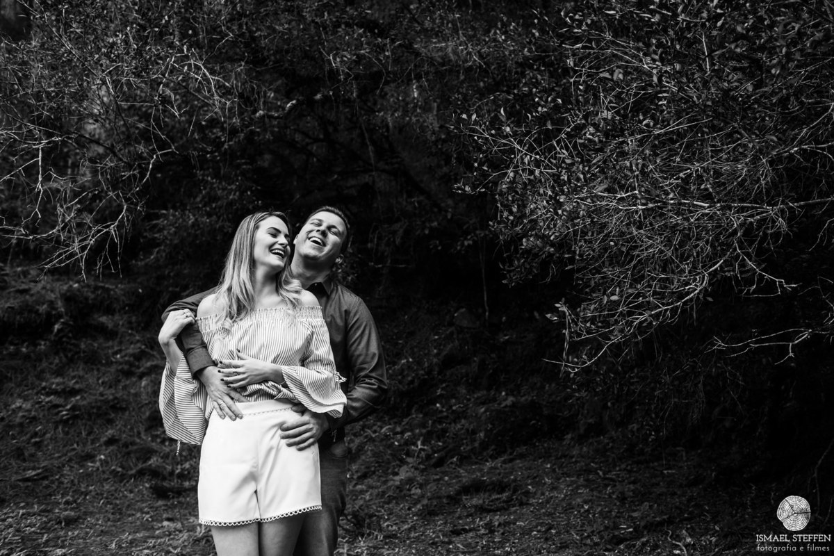 casal com risada espontanea