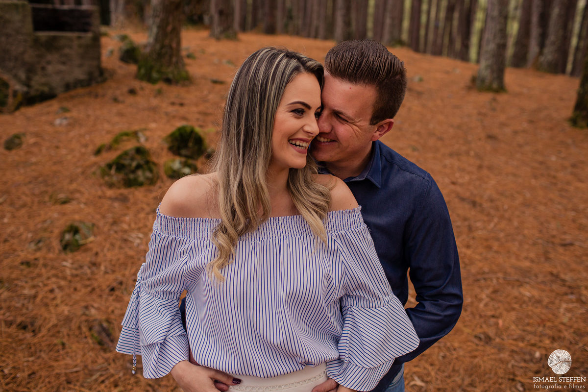 casal sorrindo durante sessão de fotos