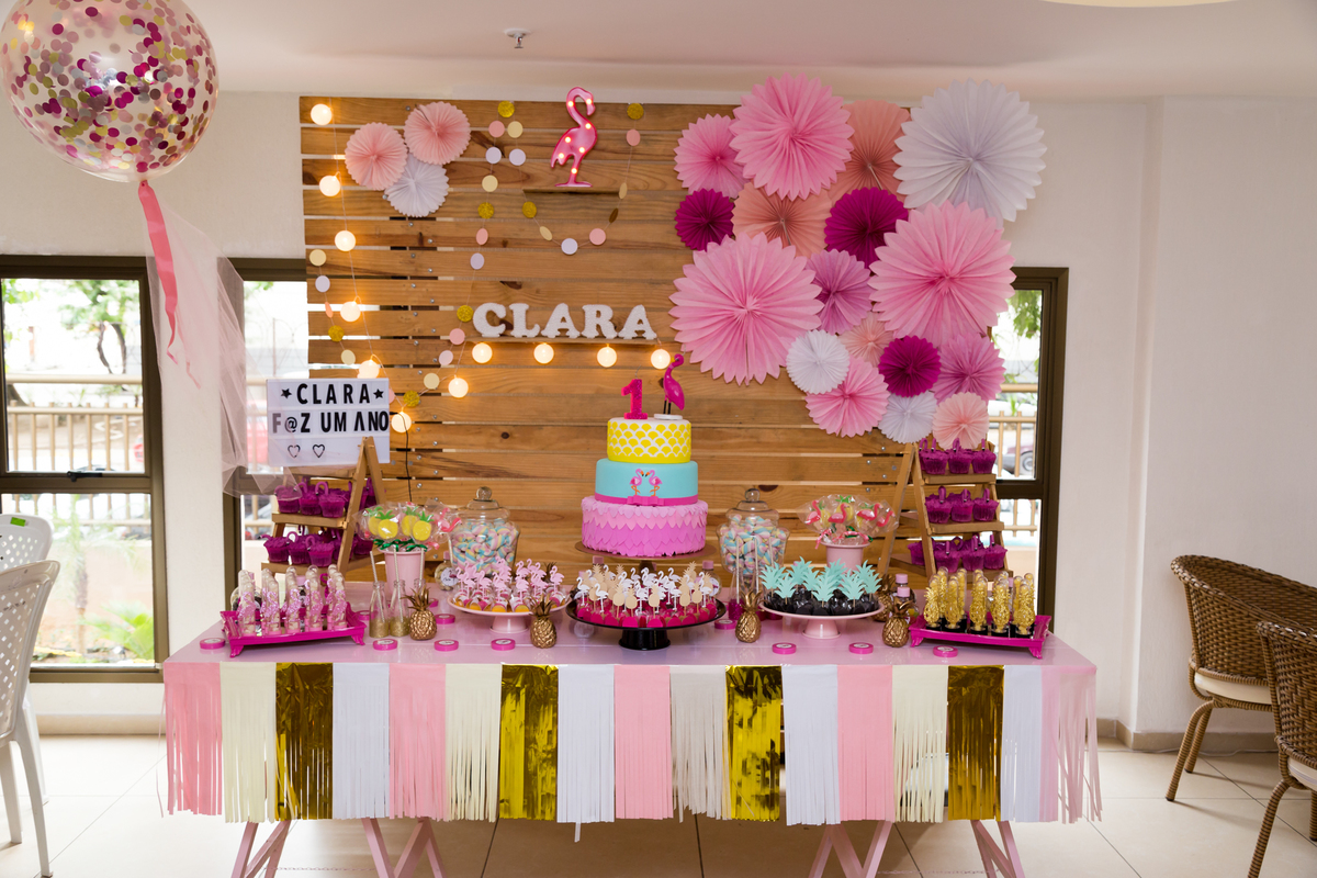 foto da mesa de flamingo de um ano da clara em niteroi