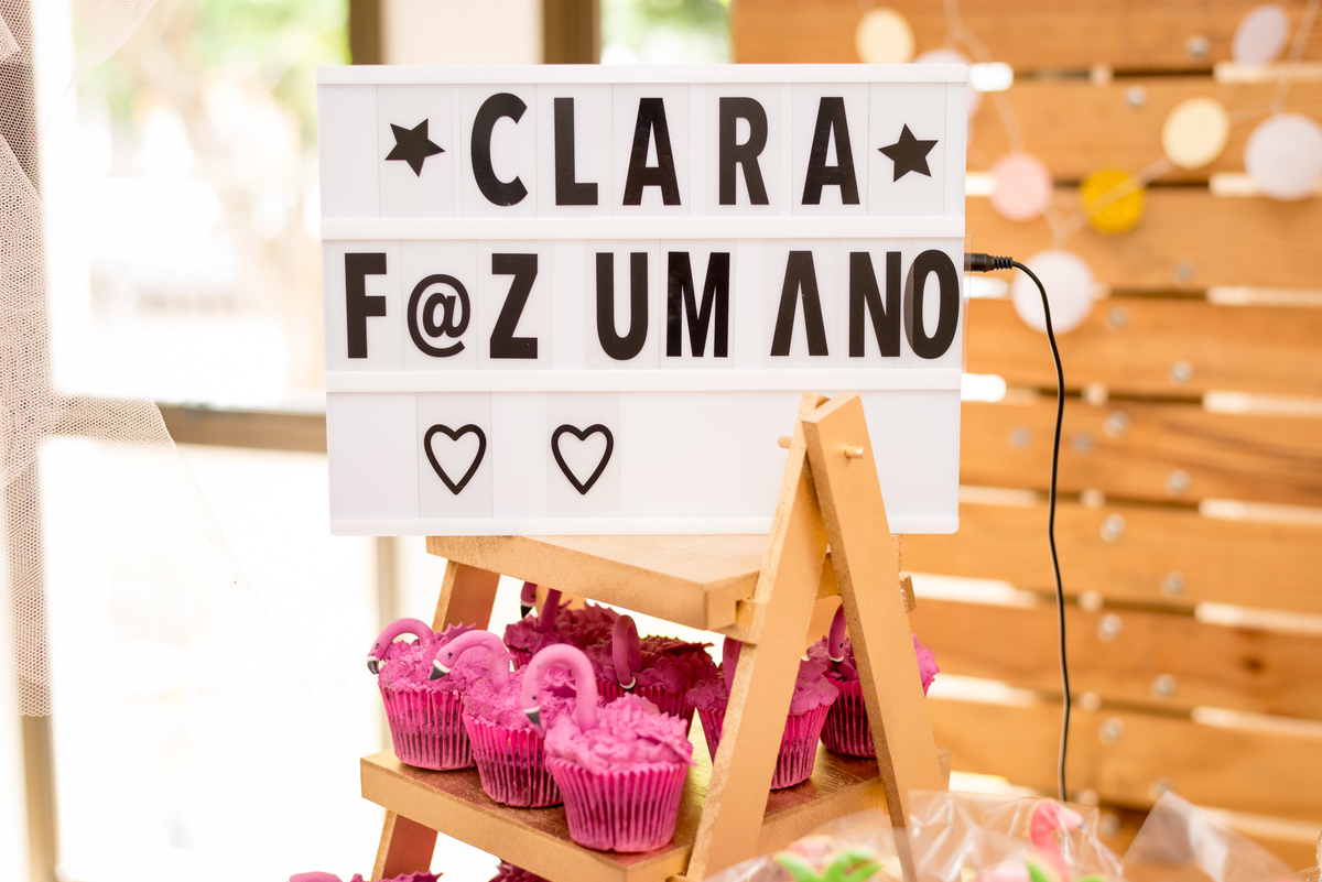 painel com nome da clara em festa de flamingos em niterói fotografado pela nós dois fotografia