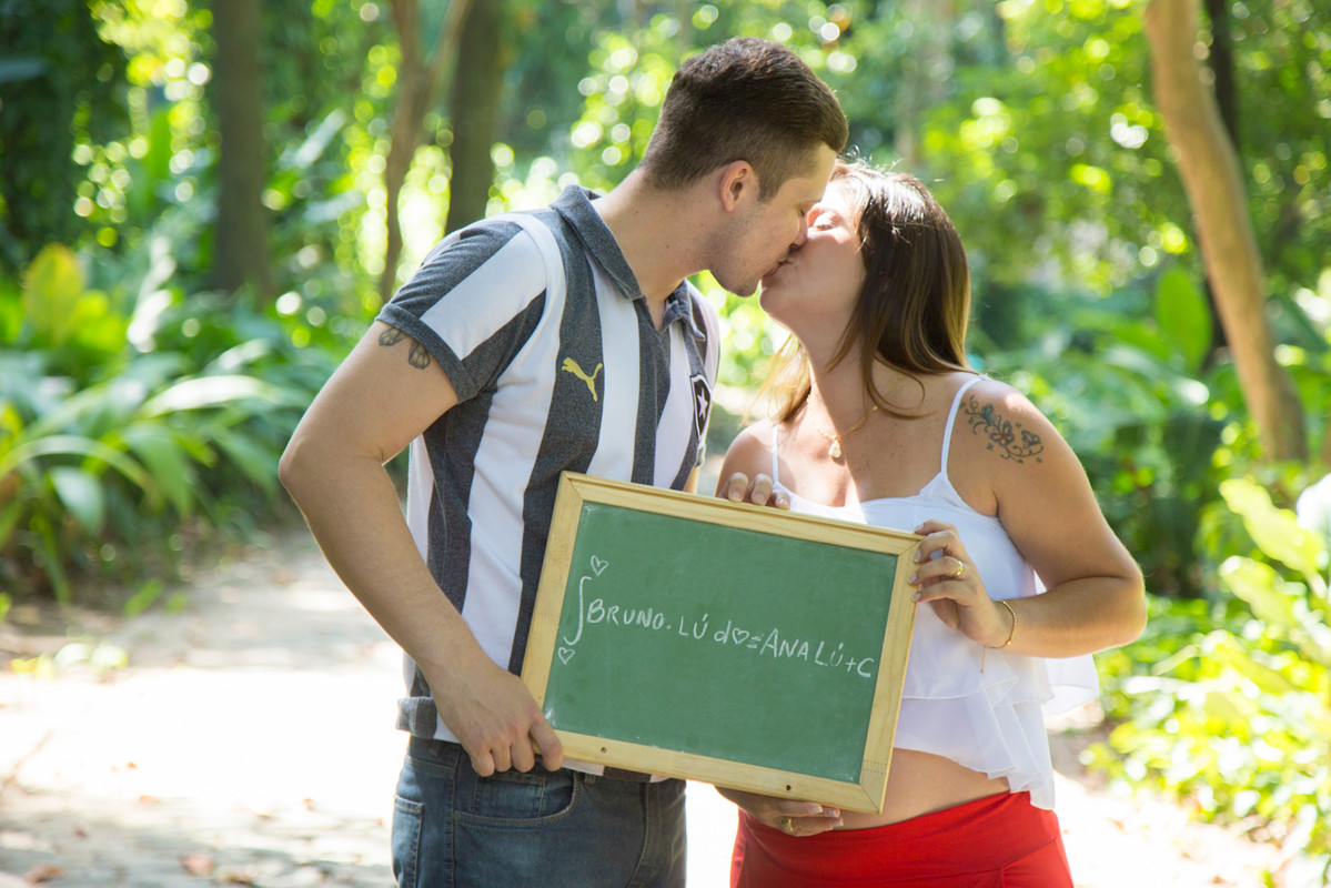 bruno e luana segurando  quadro com a química da ana luisa