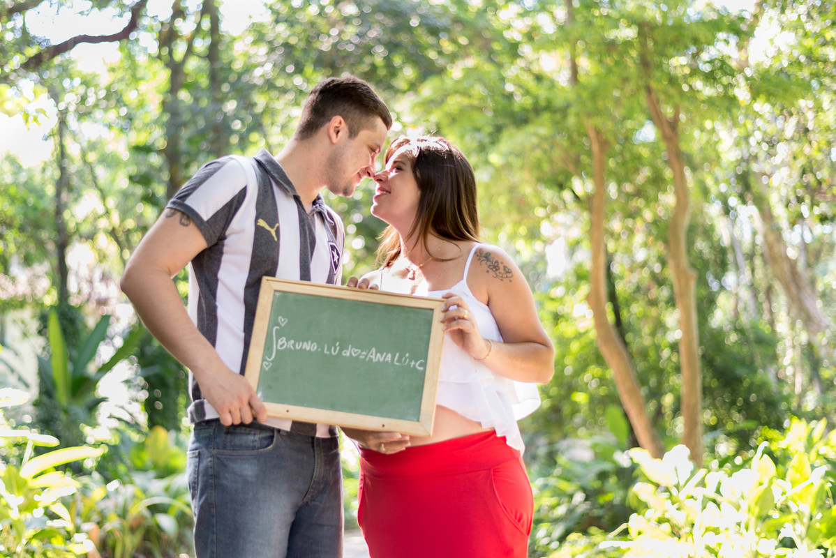 bruno e luana segurando  quadro com a química da ana luisa