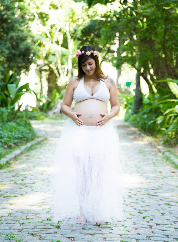 gestante abraçando a barriga