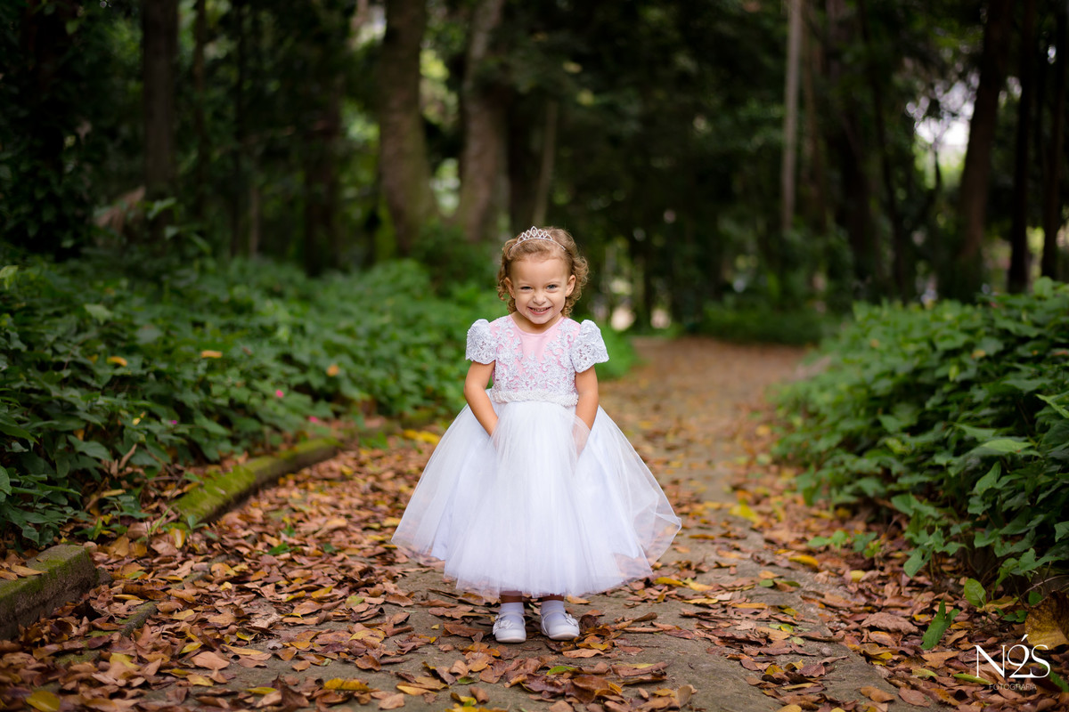 ensaio de três anos da helena no parque lage sorrindo com vestido de princesa