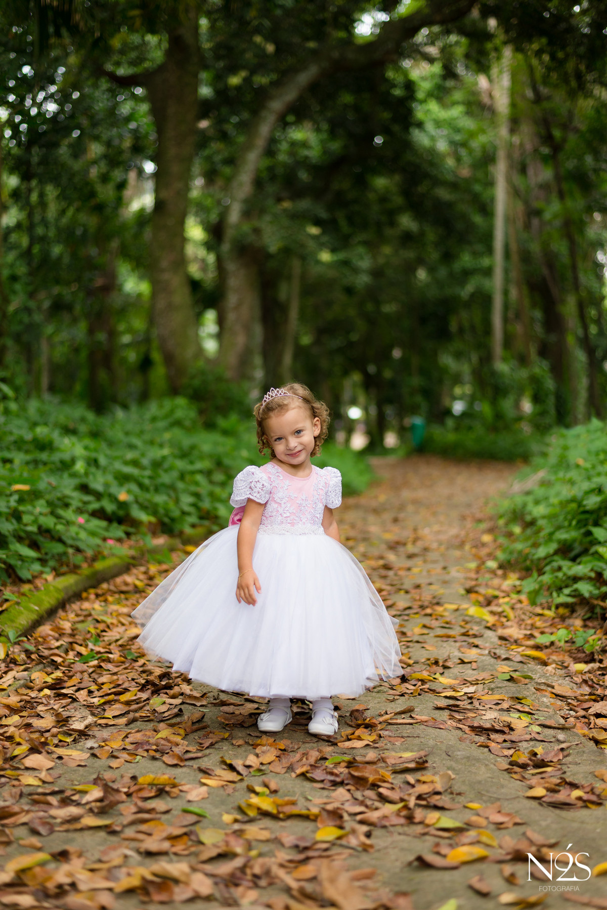 ensaio de três anos da helena no parque lage sorrindo com vestido de princesa