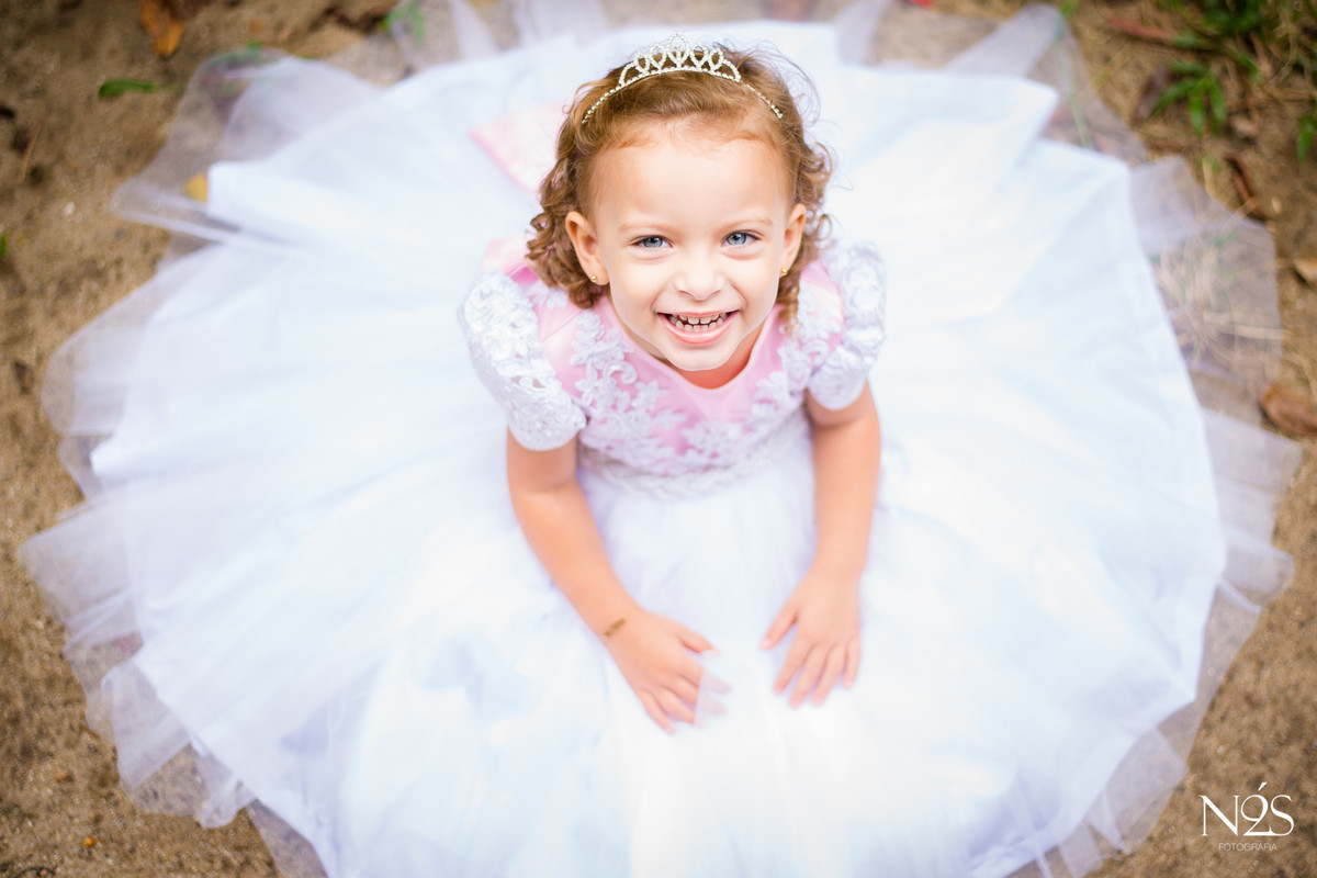 helena sorrindo no ensaio de 3 anos com vestido princesa