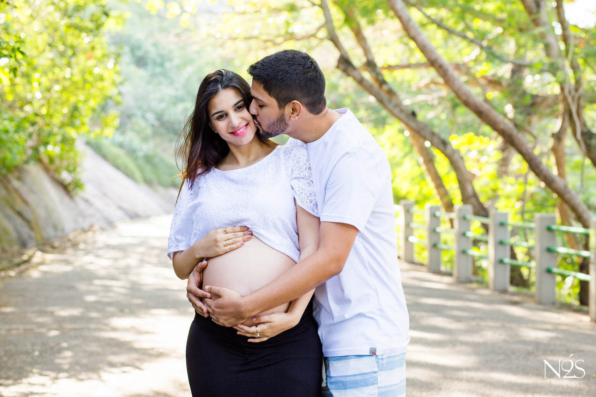 papai e mamãe na pista claudio coutinho abraçados e beijando