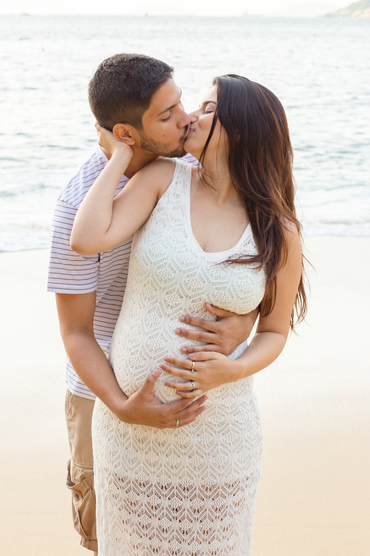 kamilla e rafael se beijando na praia vermelha