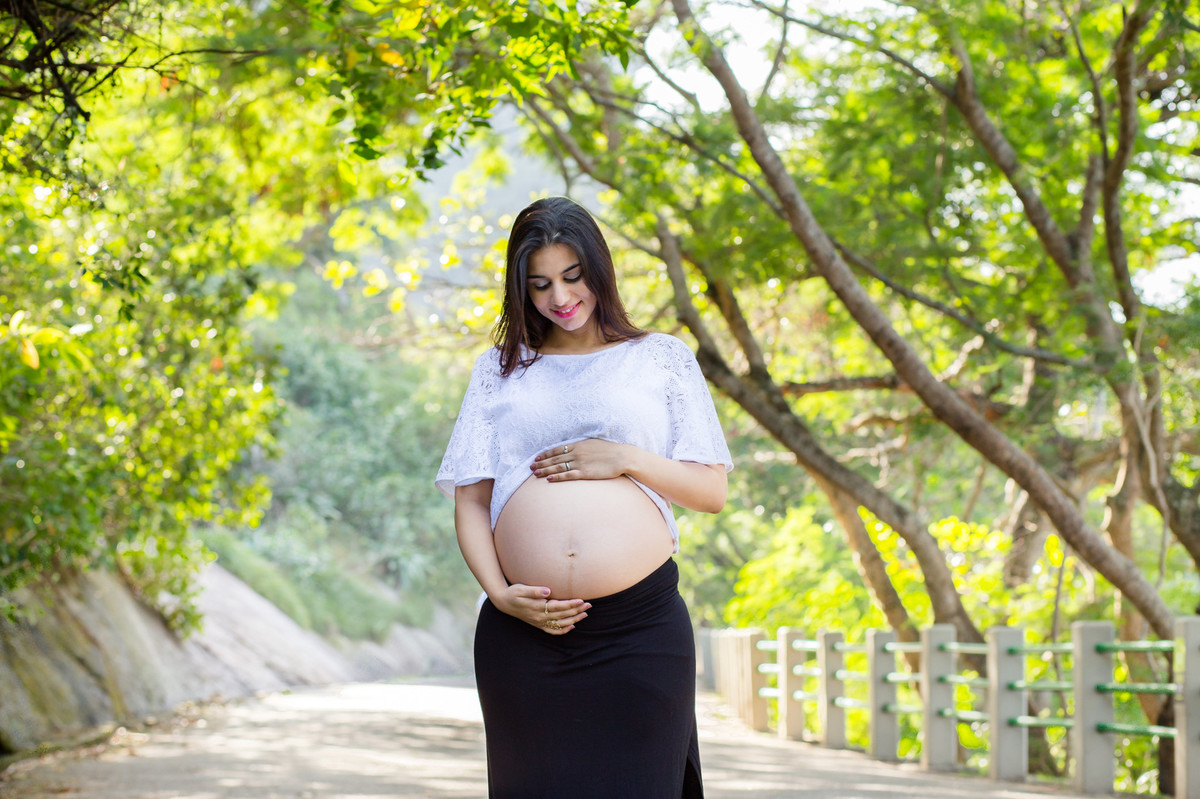 gestante abraçando a barriga na pista claudio coutinho