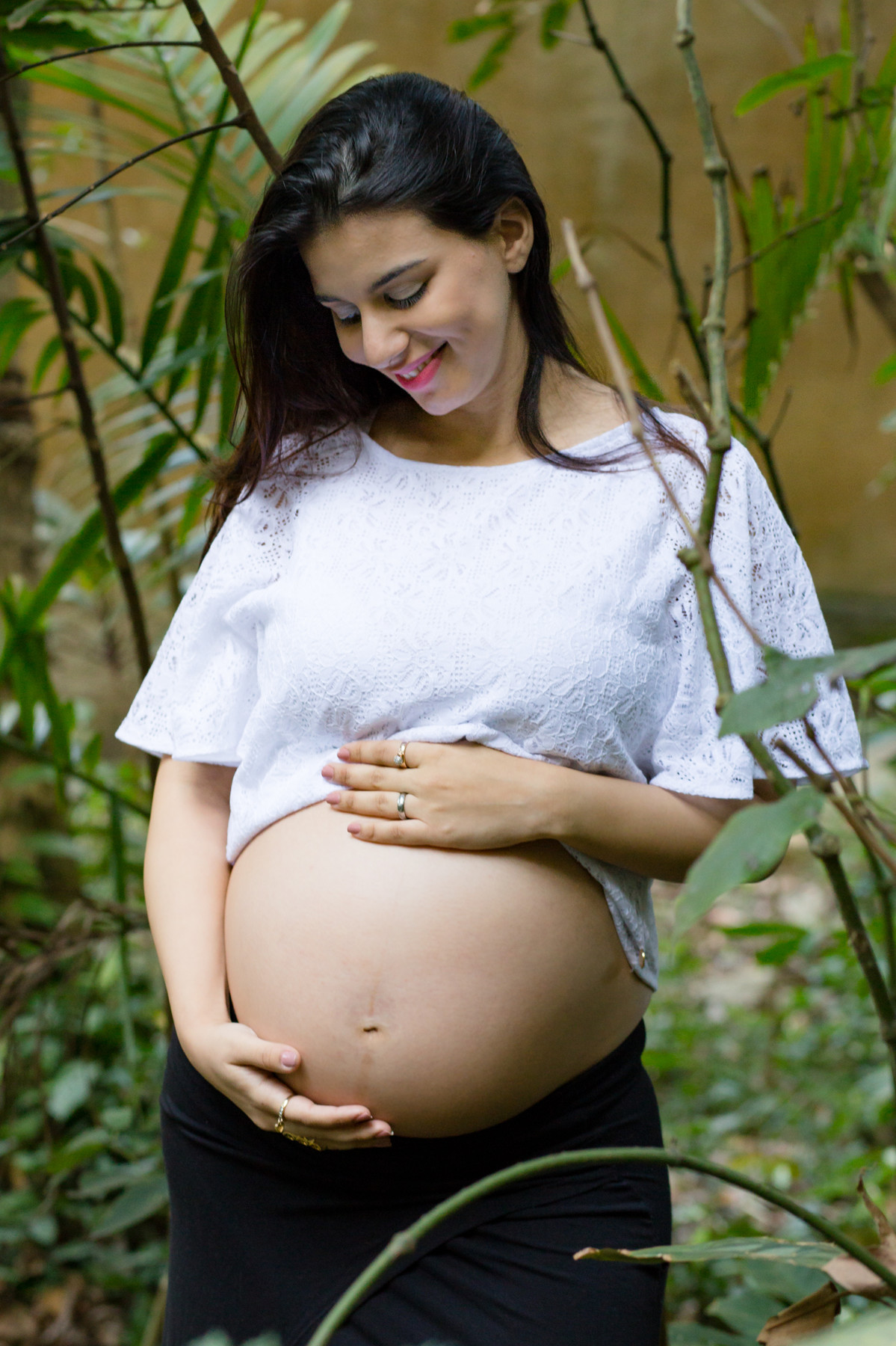gestante abraçando a barriga na pista claudio coutinho