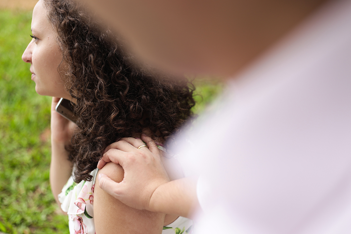 casal natureza espontâneo carinho