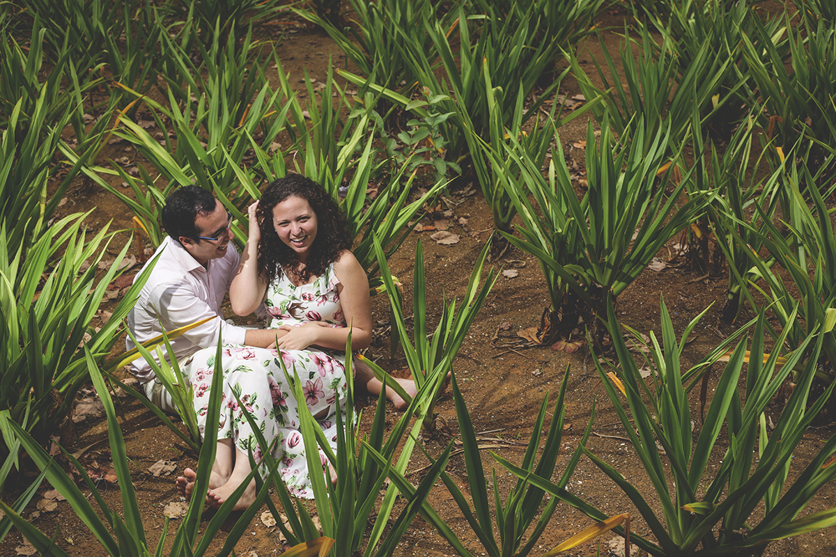 casal natureza mato abraço