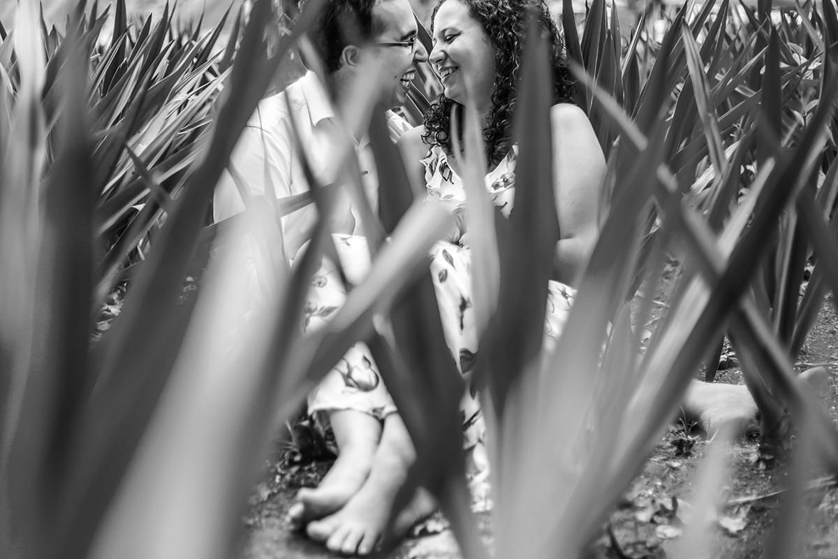 casal preto e branco olhares