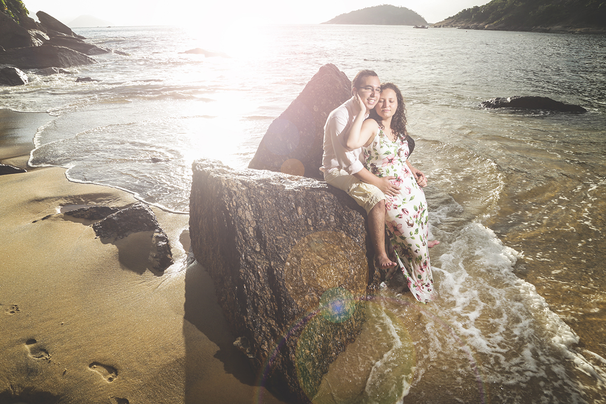 casal praia manhã bruma mar