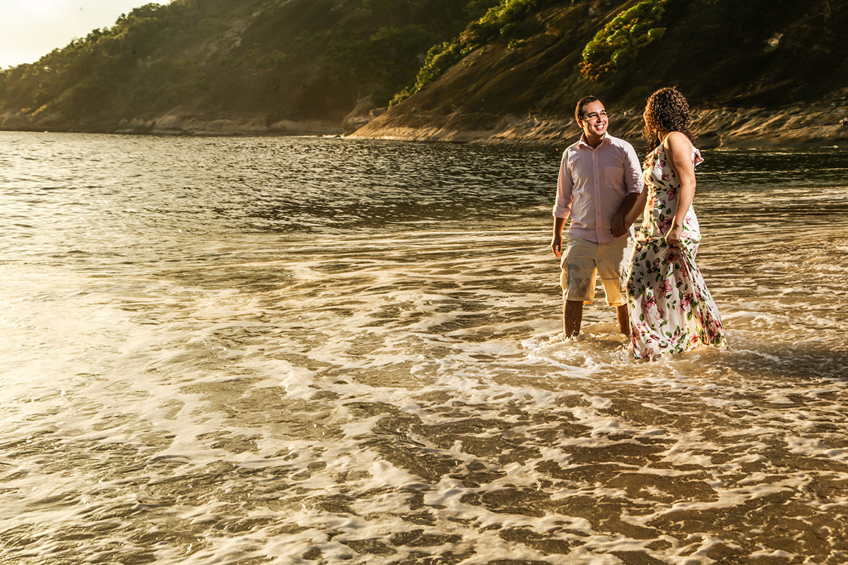 casal praia manhã bruma