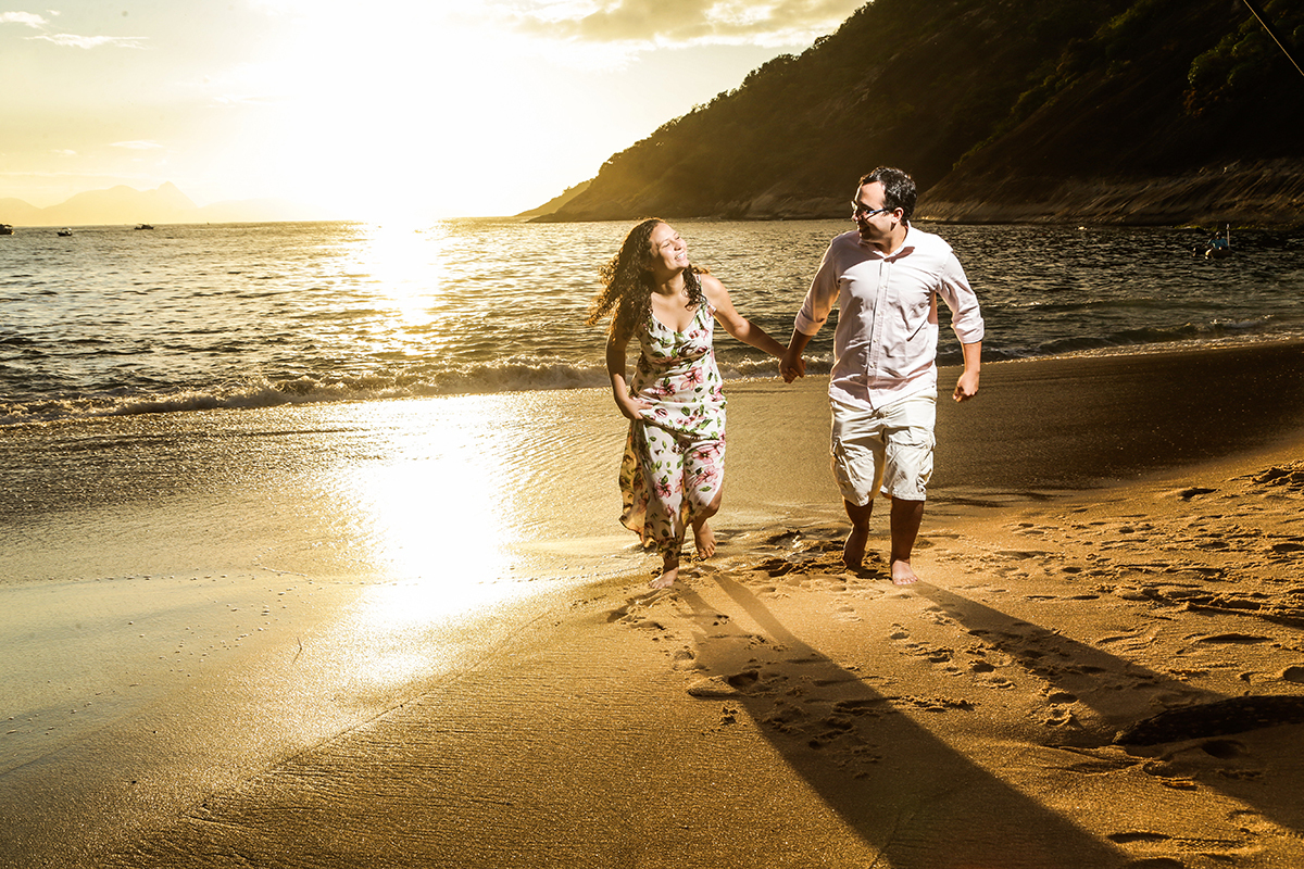 casal praia tom quente nascer do sol 