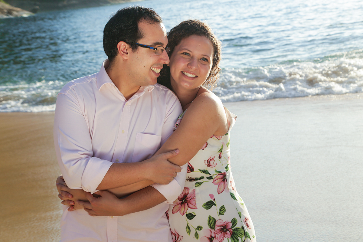 casal abraçado praia azul