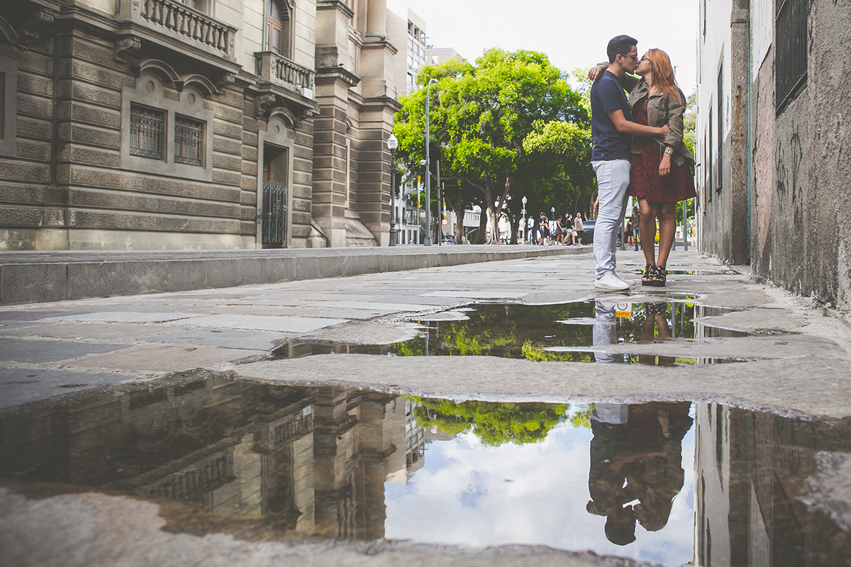 casal urbano beijo reflexo