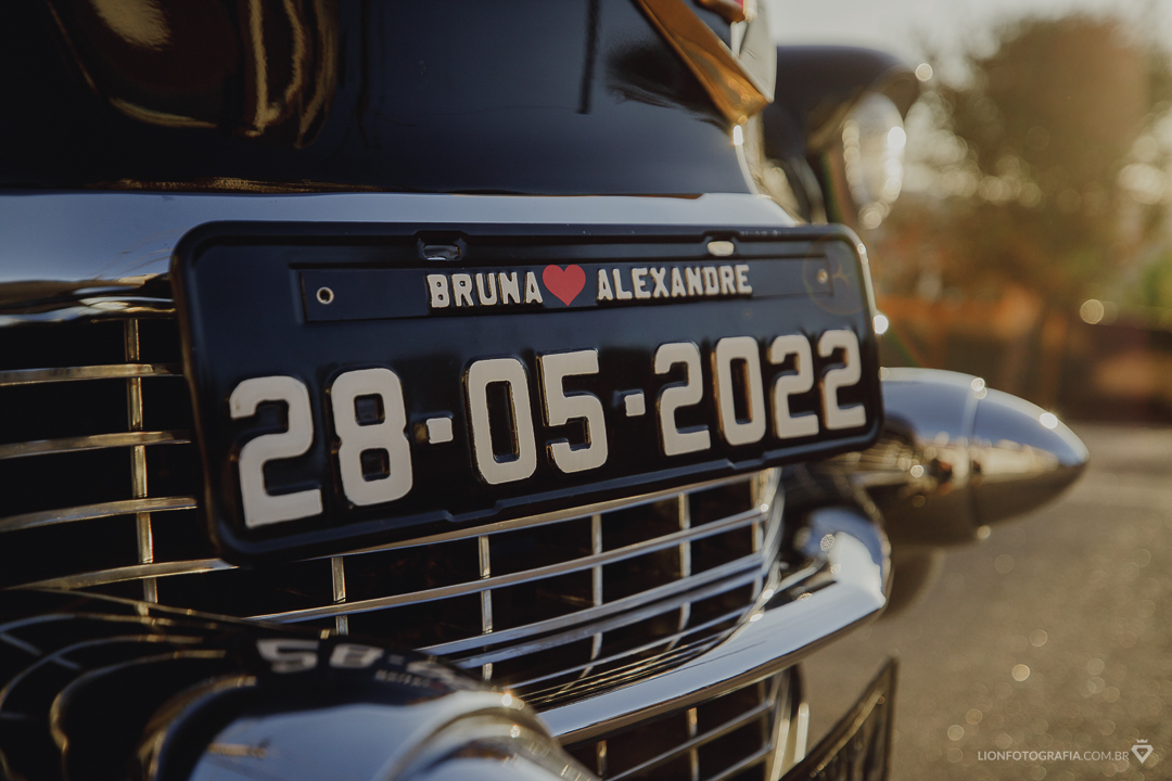 placa do carro com nome dos noivos