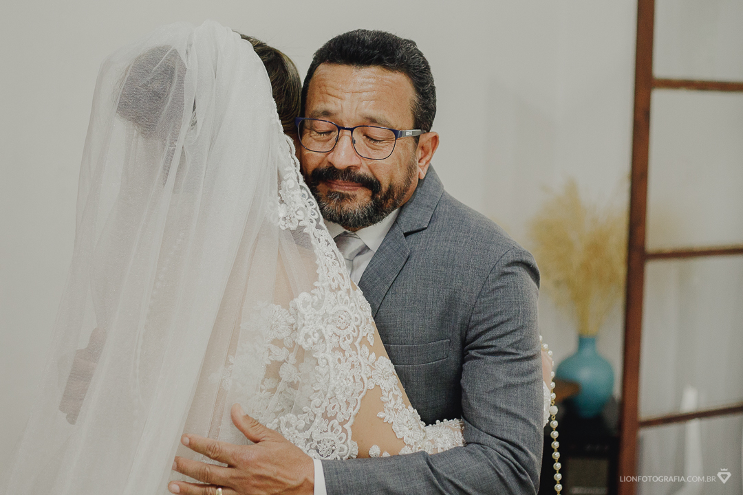 pai da noiva emocionado