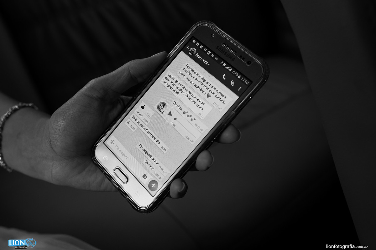 a noiva manda uma mensagem pelo whatsapp para o noivo minutos antes do casamento