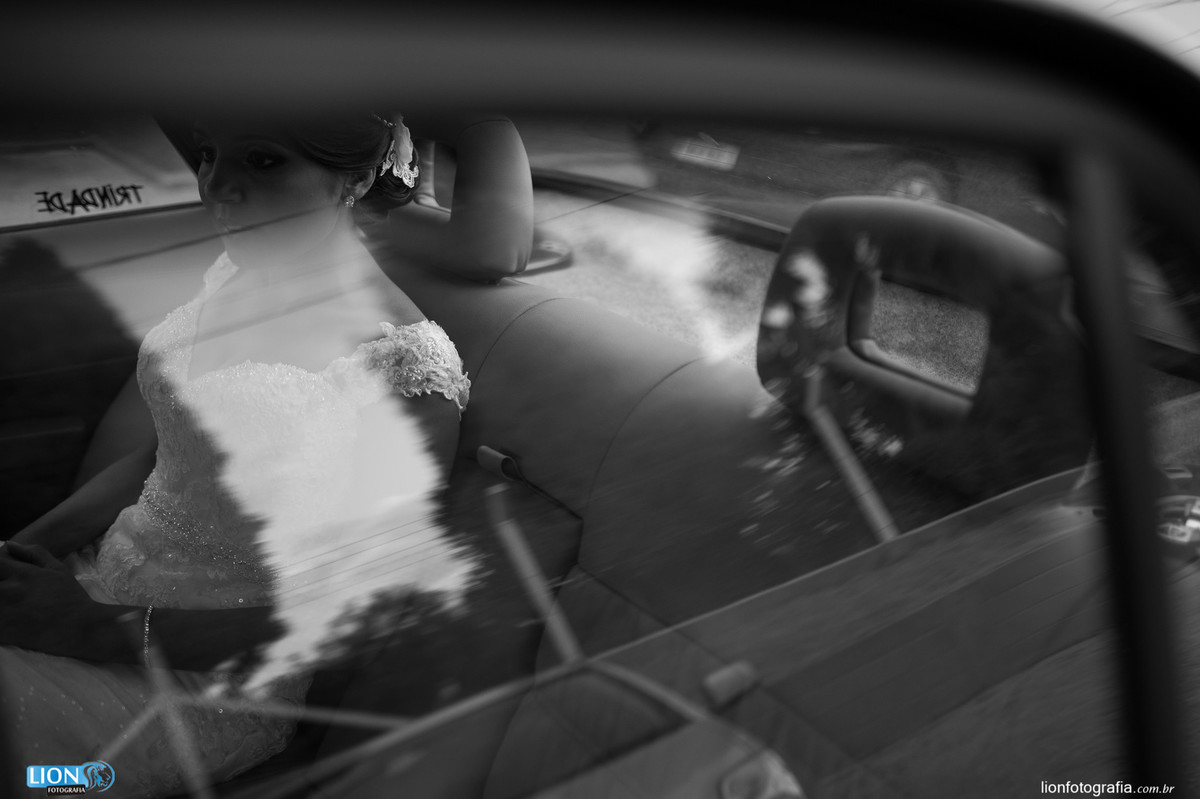 noiva dentro do carro aguardando a sua entrada na igreja