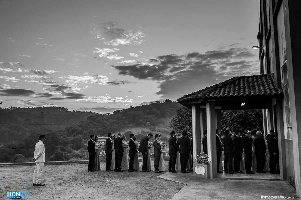 os padrinhos posicionados ao lado de fora da igreja prontos para entrar na cerimonia