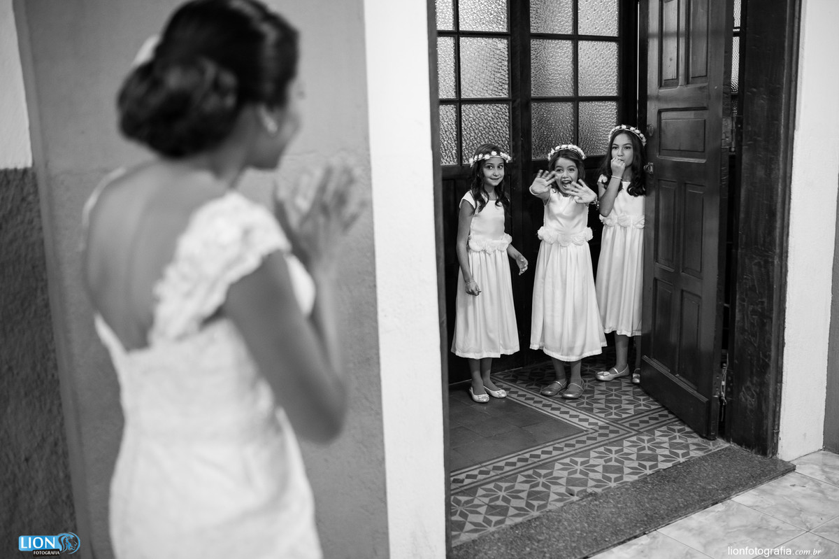 noiva acena para as daminhas de honra