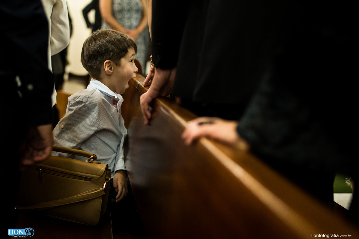 criança sendo criança no casamento