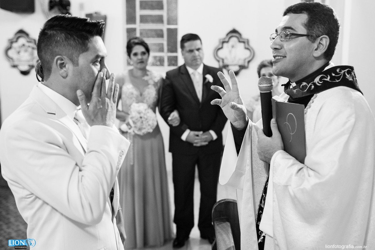 padre dando a bença ao casal