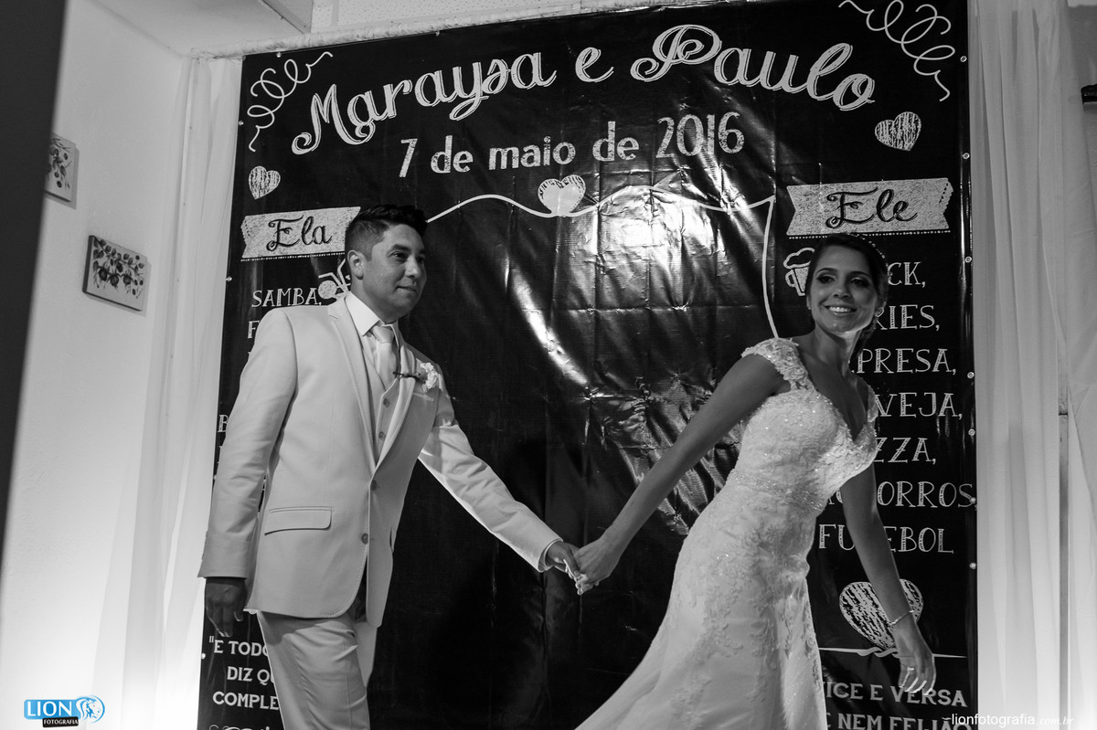 noivos entrando na festa de casamento