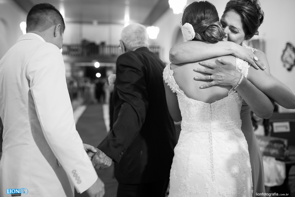noiva abraçando família
