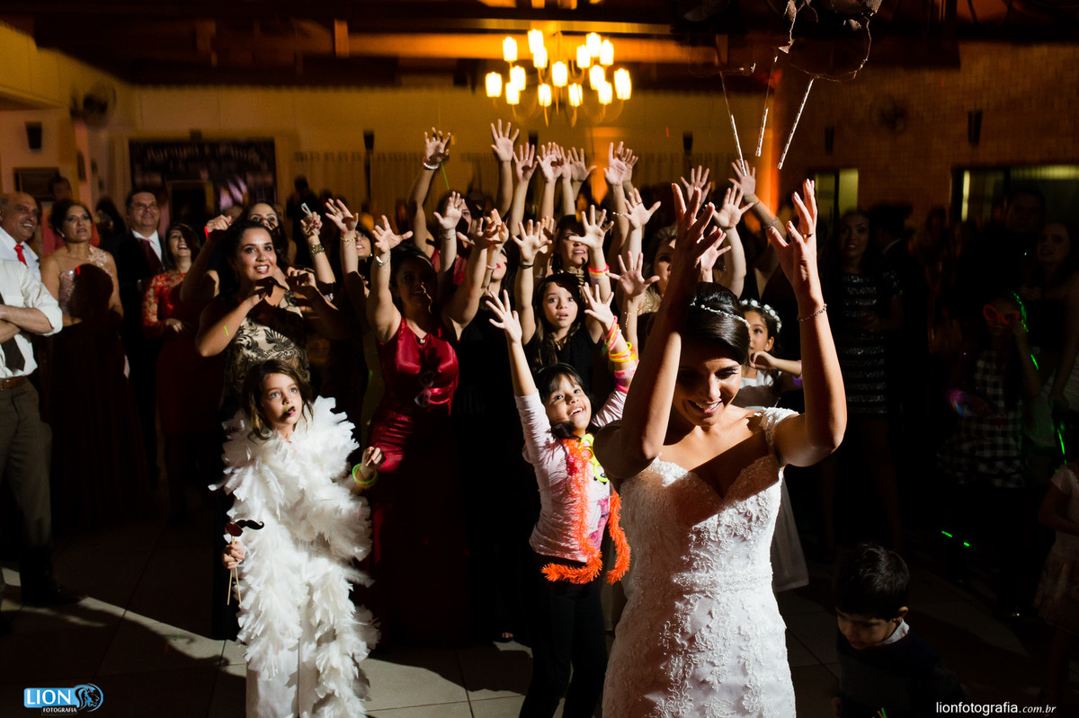 noiva jogando o buquet