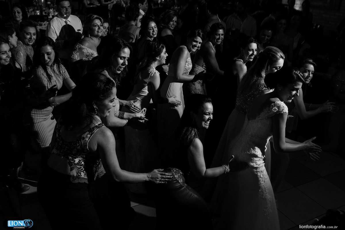 madrinhas dançando na festa de casamento