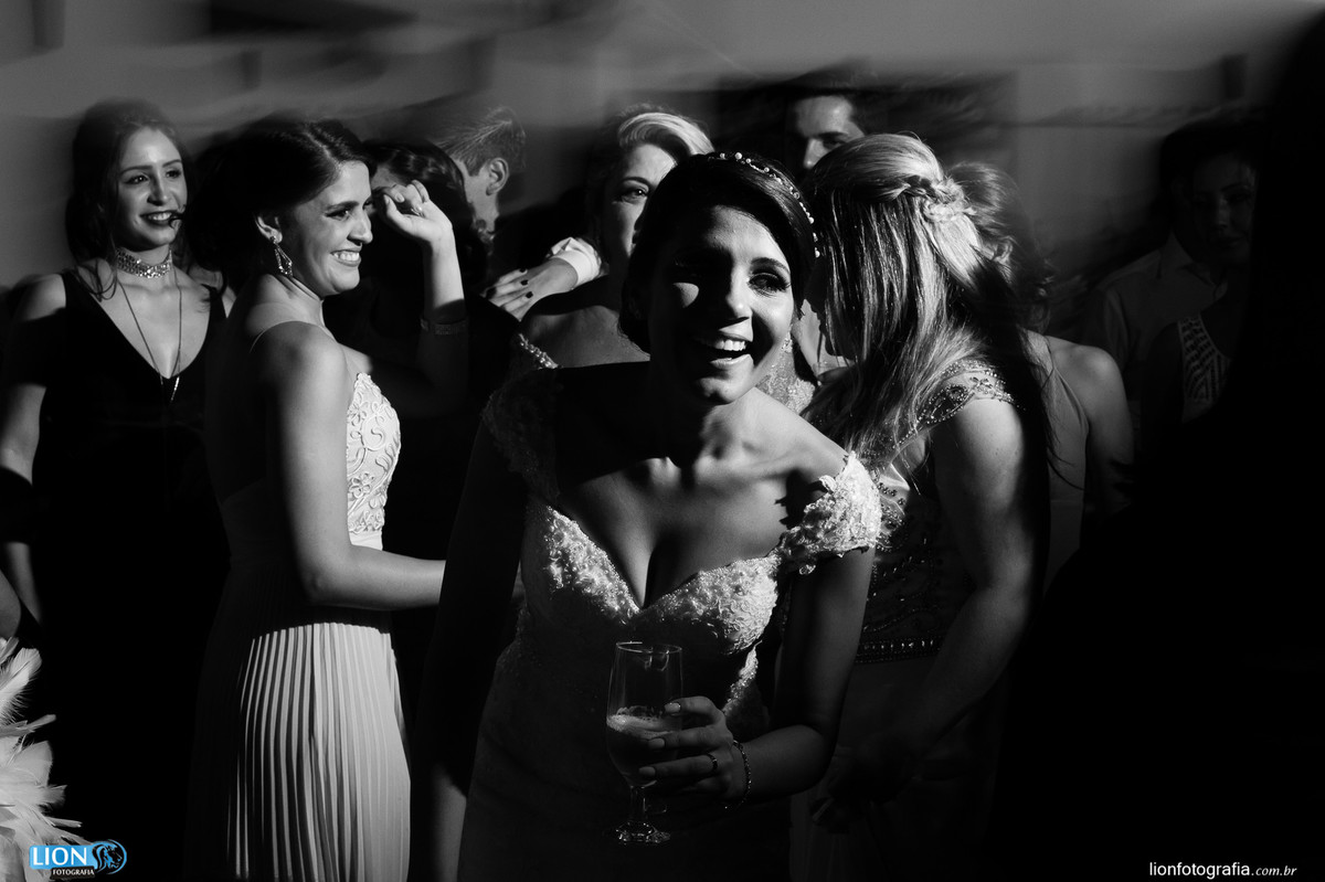 noiva sorrindo junto com as madrinhas