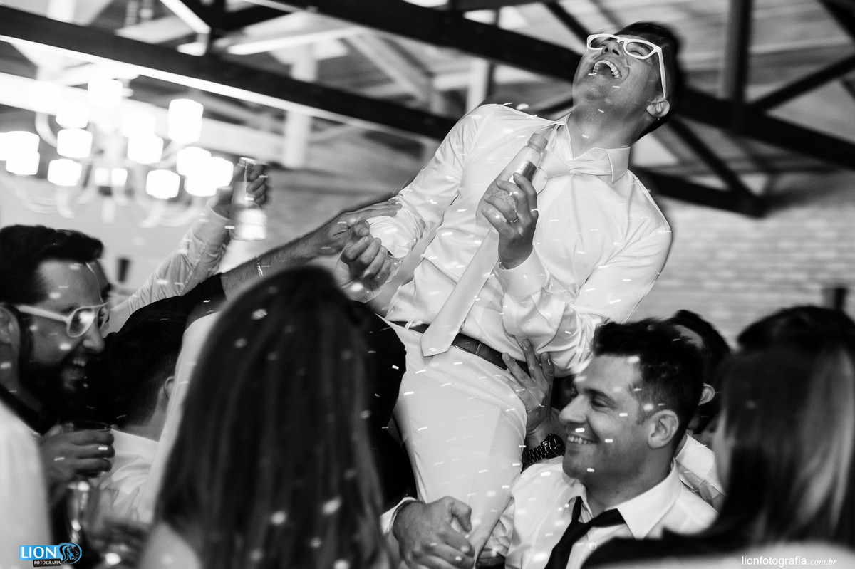 padrinhos jogaram o noivo